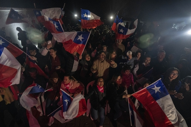 Los festejos de los militantes de la derecha chilena la noche del domingo en Santiago.
