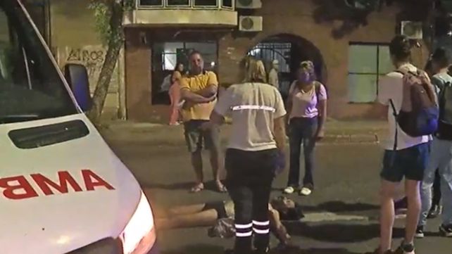 Se tiró en el asfalto y obstaculizó el tránsito porque no lo atendieron en el Agudo Ávila