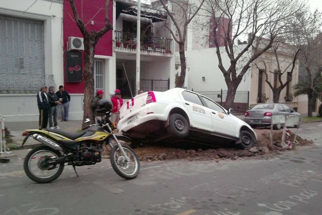 Taxi quedó sumergido casi por completo dentro de un pozo