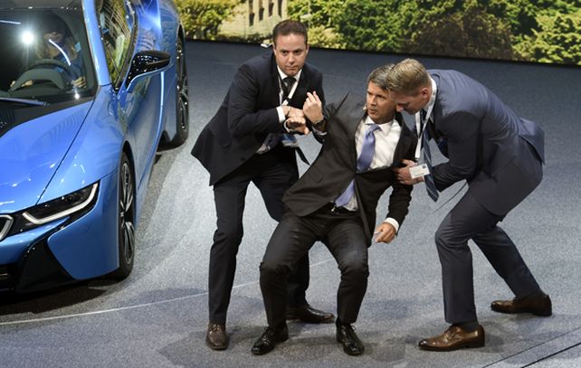 El presidente de BMW se desmayó en medio de una conferencia de prensa
