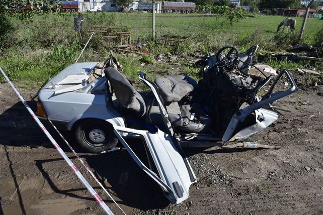 Irreconocible. El Fiat en el que viajaban los chicos quedó totalmente destruido.
