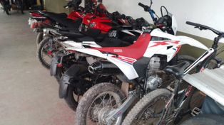 Media docena de motos, dos armas y municiones fueron incautadas en los allanamientos realizados este jueves en cercanías de Ayacucho al 3900.