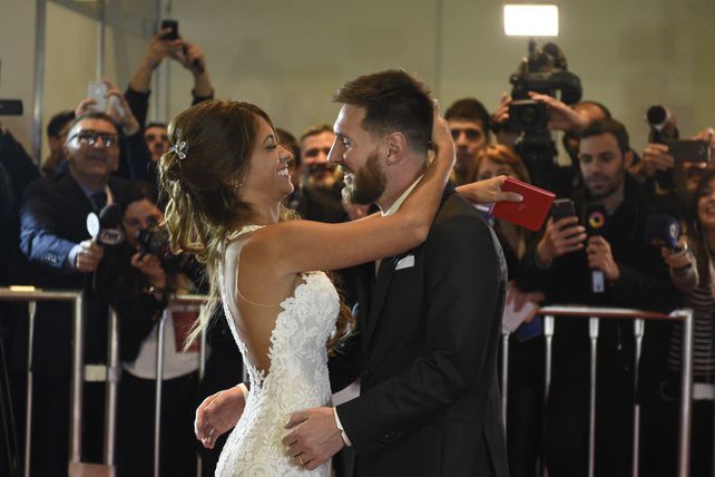 Messi y Antonela salieron a saludar al público y a los medios.&nbsp;