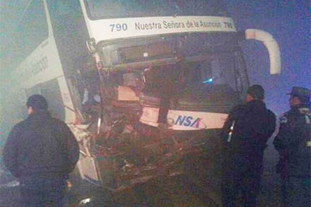 Un muerto y un herido al chocar un micro y tres camiones en la ruta 14