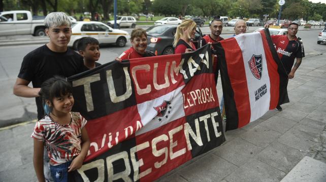 Hinchas de Newell's que viven en Tucumán llegaron hasta el hotel donde concentró Newell's para el último partido en esa ciudad.