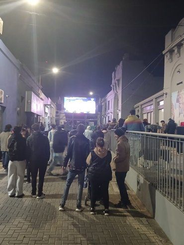 La pasión mundialista también se vive en Paraná: gran convocatoria en La Esquina de la Selección