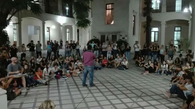 La asamblea estudiantil se desarrolló en el patio de la escuela.
