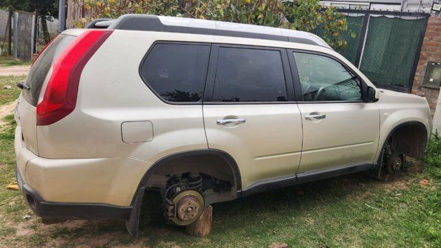 Este lunes una camioneta que estaba estacionada fuera de una vivienda del barrio Toma Nueva apareció sin sus cuatro cubiertas