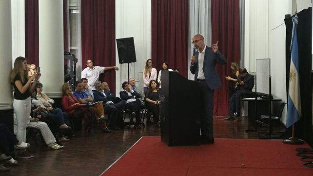 Orador. El rector Héctor Floriani