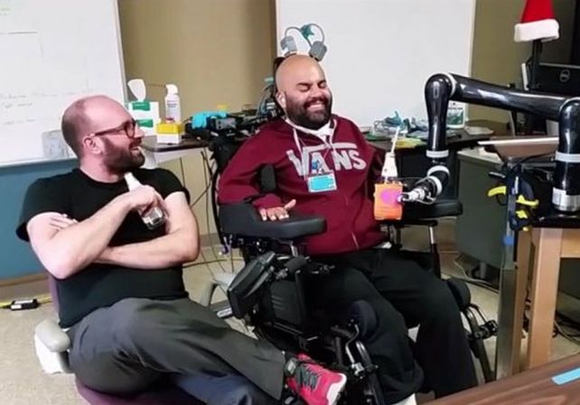 Un hombre logra mover un brazo biónico utilizando solo su pensamiento