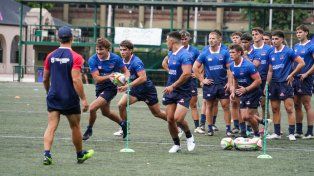 Nicolás Vergallo, uno de los entrenadores de Capibara, observa los primeros movimientos del equipo.