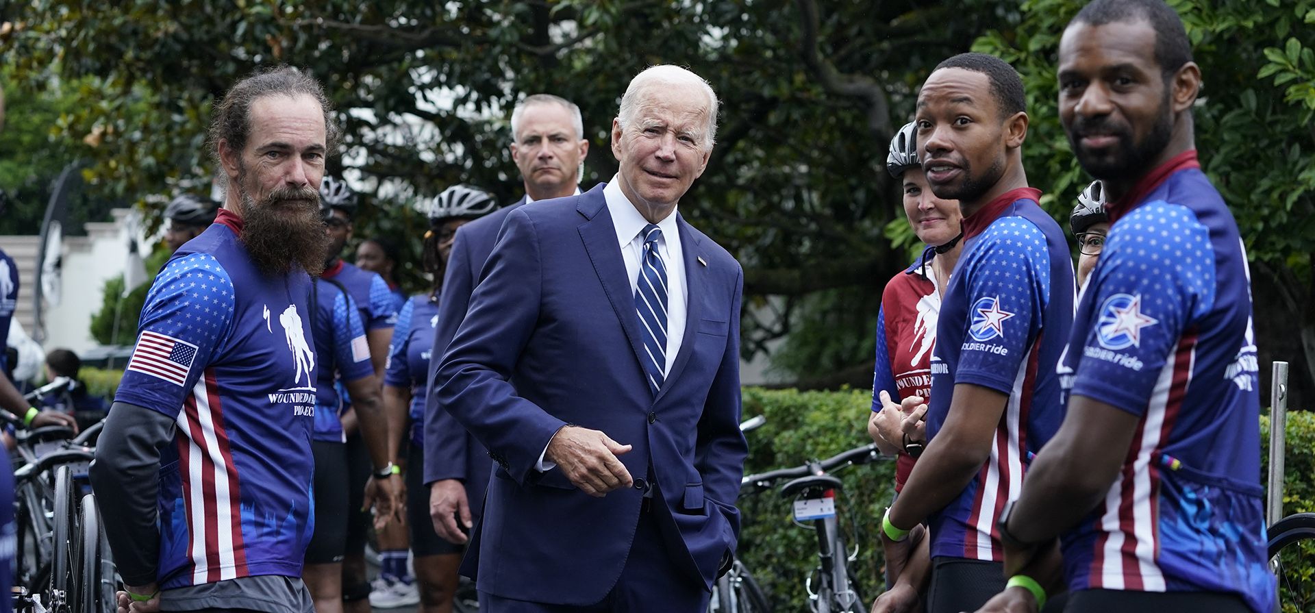 El presidente Joe Biden habla con los ciclistas en la Casa Blanca en Washington, el jueves 23 de junio de 2022, durante un evento para dar la bienvenida a los guerreros heridos, sus cuidadores y familias a la Casa Blanca como parte del Soldier Ride anual para reconocer el servicio, el sacrificio, y viaje de recuperación para veteranos y miembros del servicio, enfermos y heridos.