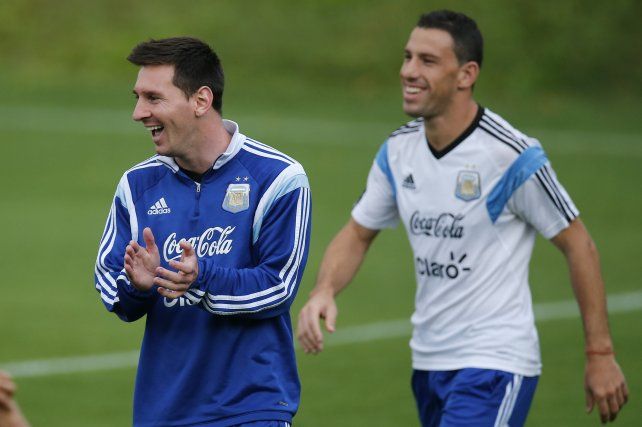 Felices. Lionel Messi y Maxi Rodríguez sonríen en una práctica de la selección. Compartieron tres mundiales.