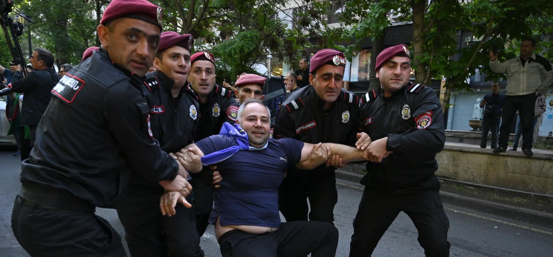Agentes de las fuerzas del orden detienen a un manifestante durante una manifestación para exigir la dimisión del primer ministro, Nikol Pashinyan, por la transferencia de tierras al vecino Azerbaiyán, Ereván, Armenia. Fotografía: Karen Minasyan/AFP/Getty Images Agentes de las fuerzas del orden detienen a un manifestante durante una manifestación para exigir la dimisión del primer ministro, Nikol Pashinyan, por la transferencia de tierras al vecino Azerbaiyán, Ereván, Armenia. Fotografía: Karen Minasyan/AFP/Getty Images