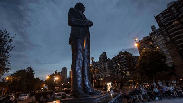 La estatua de Carlos Gardel de Baduna se inauguró en 1975 y hoy se encuentra frente a la Casa del Tango en la Costa Central.&nbsp; 