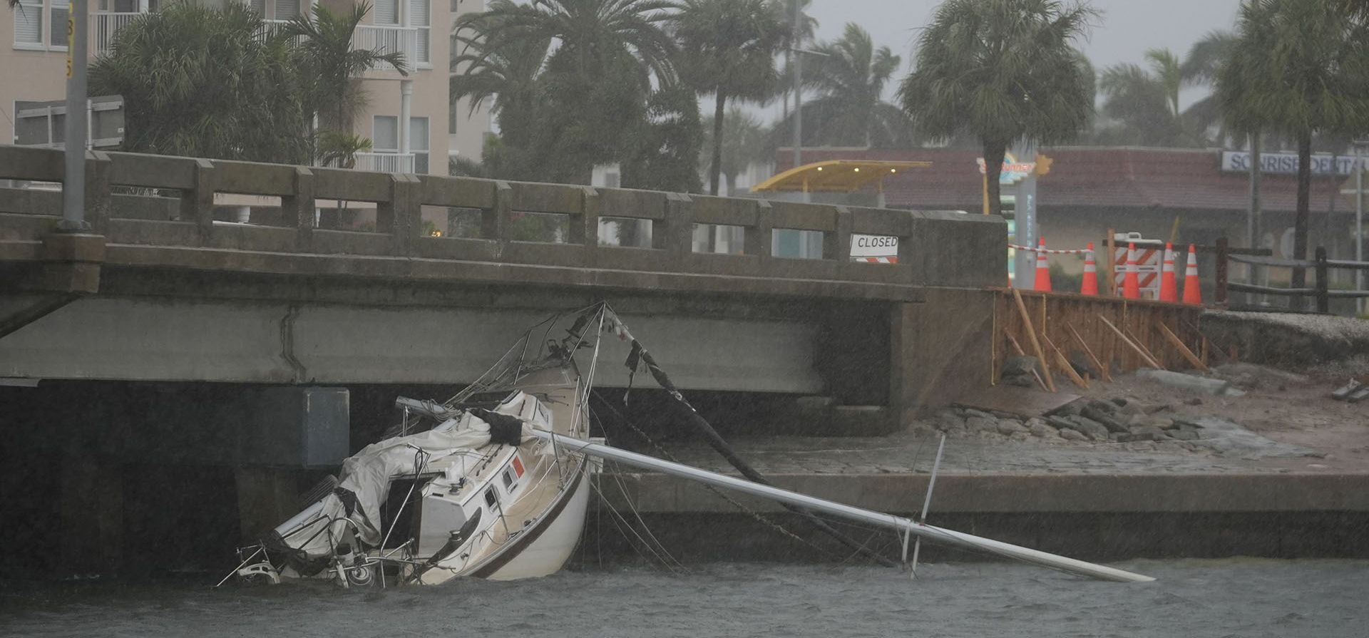 Un barco dañado por el huracán Helene descansa contra un puente antes de la llegada del huracán Milton, en South Pasadena, Florida, el miércoles 9 de octubre de 2024. (Foto AP/Rebecca Blackwell) Un barco dañado por el huracán Helene descansa contra un puente antes de la llegada del huracán Milton, en South Pasadena, Florida, el miércoles 9 de octubre de 2024. (Foto AP/Rebecca Blackwell)