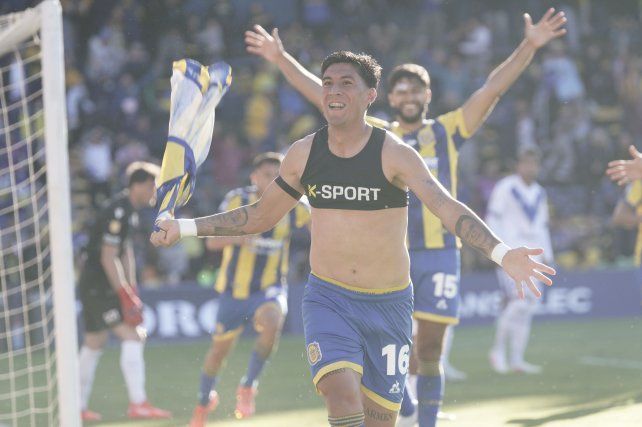 El paraguayo Enzo Giménez corre eufórico a celebrar el gol del triunfo de Central.