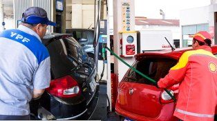 Es por la caída del precio internacional del petróleo., las petroleras YPF y Shell bajarán las naftas 1% y el gas oil 2% desde este martes