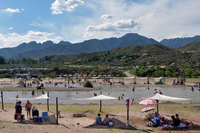 Los mendocinos escapan del calor refugiandose en las playas del río Mendoza