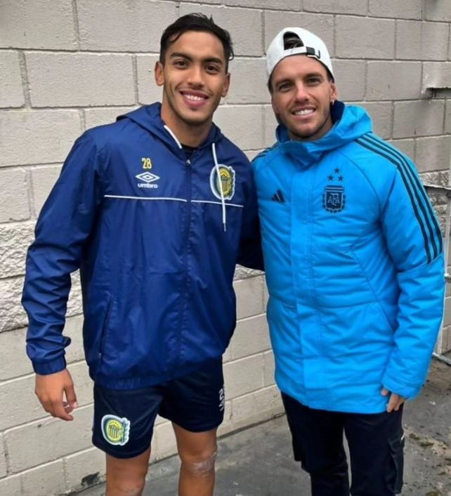 Sebastián Ismael Cortez Díaz se tomó una fotografía con Gio Lo Celso antes de la práctica canalla en Arroyo Seco. 