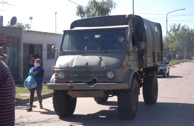 Los camiones unimog del Ejército Argentino ingresando con bolsones de alimentos y limpieza a los barrios&nbsp;del cordón oeste santafesino.