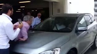 Una falla humana convirtió en una burla las pruebas del auto que se estaciona solo