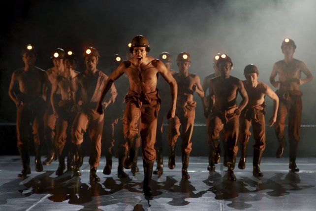 Bailarines del Ballet de Ciudad del Cabo interpretan la obra premiada Olivier, Ingoma, coreografiada por Mthuthuzeli November, en Artscape en Ciudad del Cabo, Sudáfrica. Ingoma, representa las luchas de los mineros negros sudafricanos y sus familias en 1946.