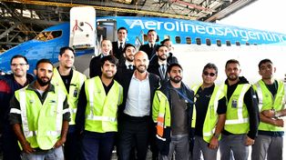 Aerolíneas presentó un nuevo Boeing y firmó un acuerdo con Alitalia