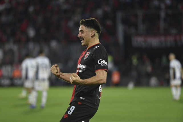 Matías Cóccaro ya convirtió de penal y lo festeja con alma y vida. Fue el gol de la victoria para Newells.