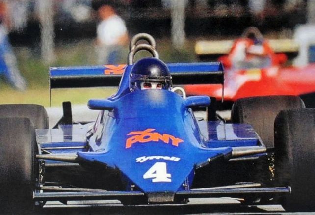 Ultima carrera de Zunino en F-1, en el Tyrrell 010, manteniendo a raya a Gilles Villeneuve con la Ferrari. Hizo una largada extraordinaria. Lo reemplazaría Michele Alboreto desde el primer GP de San Marino, en Imola.
