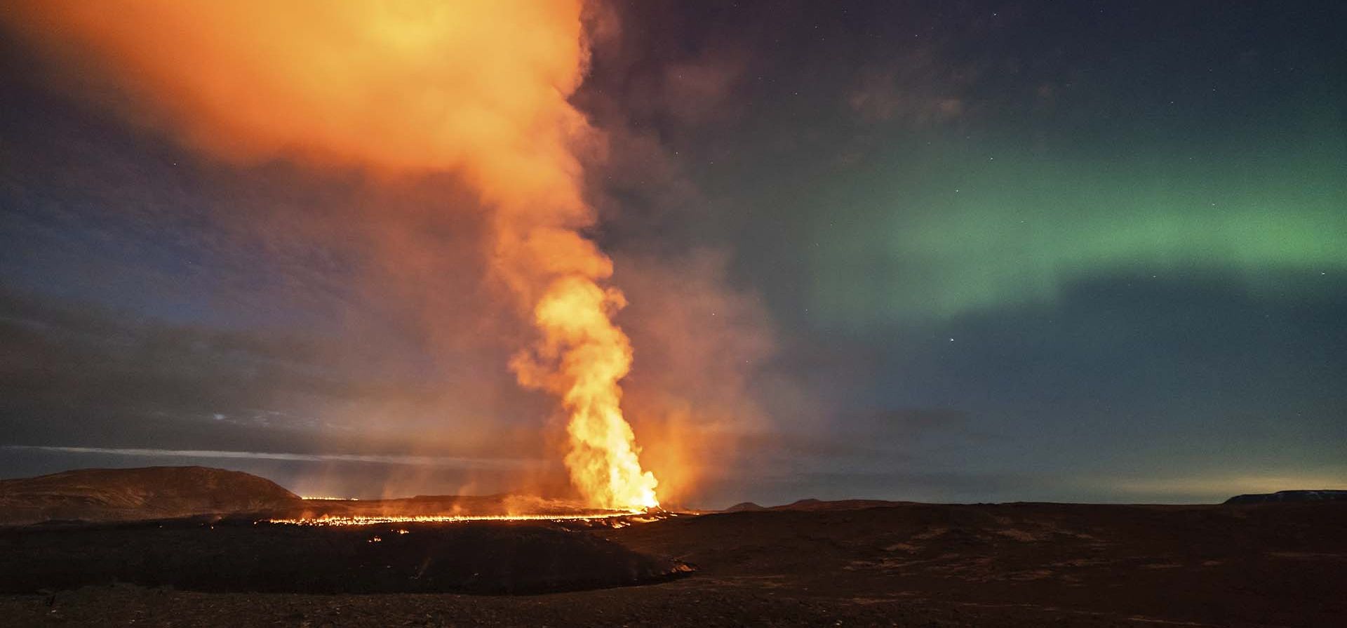 Una vista de la lava que fluye del volcán con la aurora boreal como telón de fondo, cerca de la ciudad de Grindavik, Islandia, la madrugada del lunes 25 de marzo de 2024. (Foto AP/Marco di Marco) Una vista de la lava que fluye del volcán con la aurora boreal como telón de fondo, cerca de la ciudad de Grindavik, Islandia, la madrugada del lunes 25 de marzo de 2024. (Foto AP/Marco di Marco)