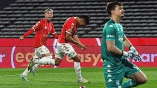 Lucas Carrizo festeja el primero de los cinco goles que Huracán anotó en el estadio Mario Alberto Kempes de Córdoba.