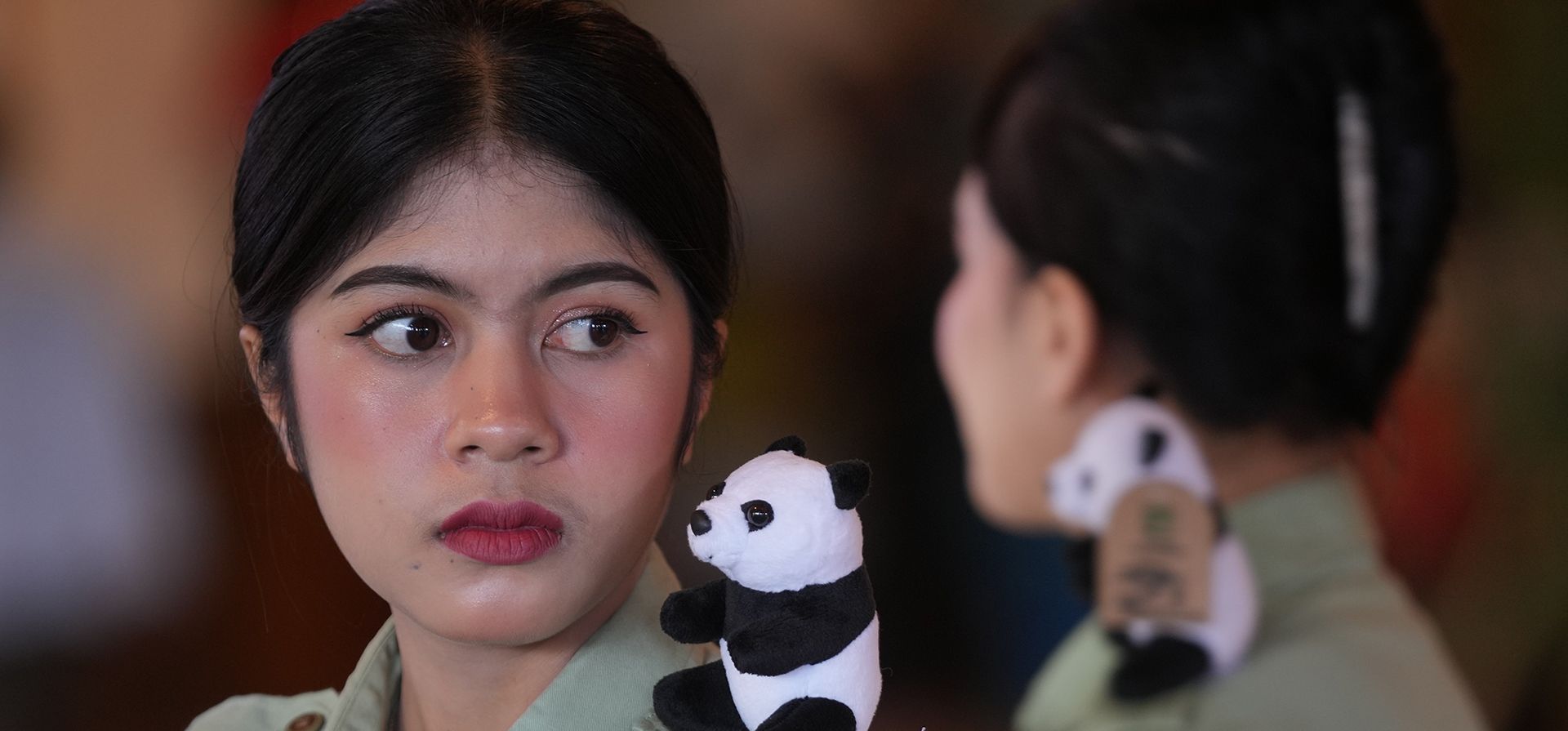 Personal guardaparques llevan peluches de panda en el hombro durante una conferencia de prensa para anunciar el nacimiento del primer cachorro de panda gigante en Indonesia, en el Parque Safari de Indonesia, en Bogor, Java Occidental, Indonesia, el martes 6 de enero de 2026. (Foto AP/Dita Alangkara) Personal guardaparques llevan peluches de panda en el hombro durante una conferencia de prensa para anunciar el nacimiento del primer cachorro de panda gigante en Indonesia, en el Parque Safari de Indonesia, en Bogor, Java Occidental, Indonesia, el martes 6 de enero de 2026. (Foto AP/Dita Alangkara)