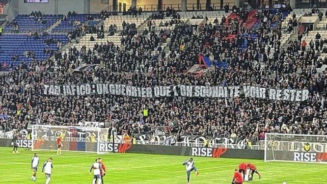 Los hinchas de Lyon colgaron una bandera pidiendo por la continuidad de Nicolás Tagliafico.