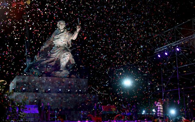 Espectacular. La estatua de la heroína realizada en bronce por el artista argentino Andrés Zerner pesa 25 toneladas.
