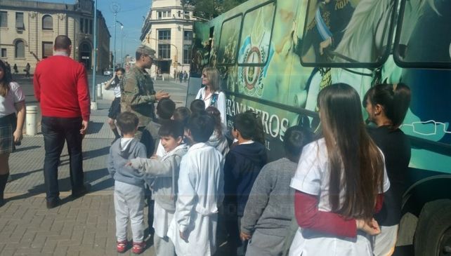 Granaderos instalaron museo móvil en plaza 1° de Mayo para revalorizar la historia