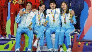 Medalla de oro y récord para Argentina en natación, en el relevo 4x100 estilo libre mixto en 3:33:82