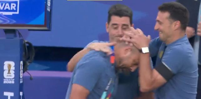NI bien convirti&oacute; Mac Allister, con el que Argentina rompi&oacute; el cero. Scaloni fue en busca de Walter Samuel para saludarlo.