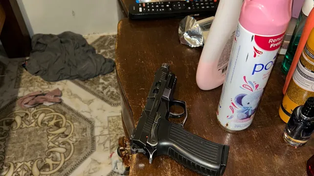 Una de las armas halladas cuando se hizo el allanamiento