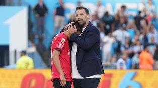 El Ogro abraza a Valentino Acuña despúes de finalido el partido.