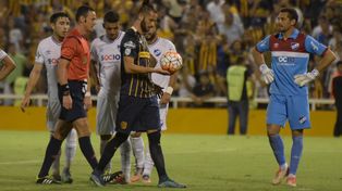 Wilmar Roldán acaba de marcar el penal que será el empate de Central ante Nacional de Montevideo, en la Copa Libertadores 2016.