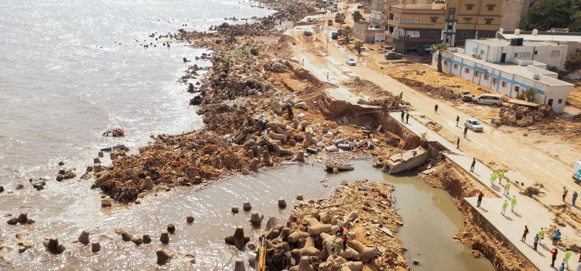 Derna, Libia. Una vista aérea muestra a los equipos de rescate buscando cuerpos en una playa tras las inundaciones en Derna. Fotografía: Ayman Al-Sahili/Reuters Derna, Libia. Una vista aérea muestra a los equipos de rescate buscando cuerpos en una playa tras las inundaciones en Derna. Fotografía: Ayman Al-Sahili/Reuters
