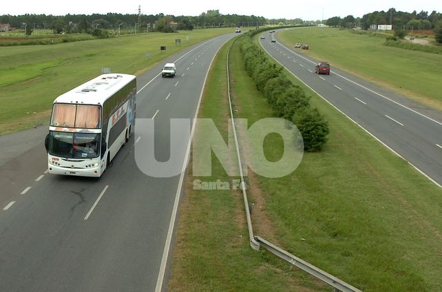 Atacan y roban a automovilistas en la autopista colocando miguelitos y adoquines