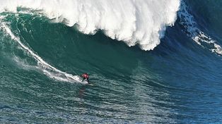 García Castañón en Nazaré, donde salen olas de hasta 30 metros. Cuenta por qué es tan peligroso y cómo es posible meterse ahí.