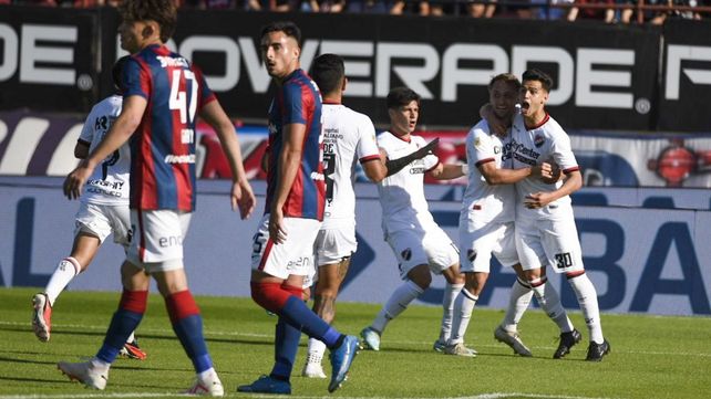 Ferreira acaba de convertir el gol y todo Newells lo celebra.