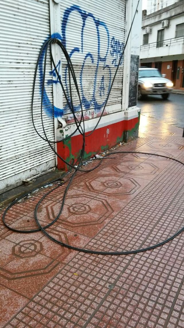 Advierten sobre cables tirados en el Centro desde la tormenta de febrero Advierten sobre cables tirados en el Centro desde la tormenta de febrero