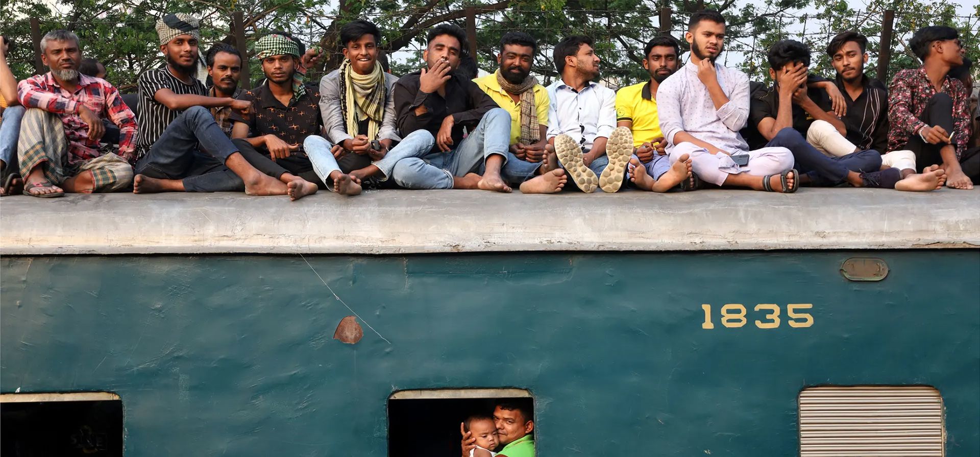 La gente en una estación de tren en Gazipur viaja en trenes abarrotados para celebrar la próxima festividad sagrada de Eid al-Fitr con sus familias, Joydevpur, Bangladesh. Fotografía: Syed Mahabubul Kader/ZUMA Press Wire/REX/Shutterstock La gente en una estación de tren en Gazipur viaja en trenes abarrotados para celebrar la próxima festividad sagrada de Eid al-Fitr con sus familias, Joydevpur, Bangladesh. Fotografía: Syed Mahabubul Kader/ZUMA Press Wire/REX/Shutterstock