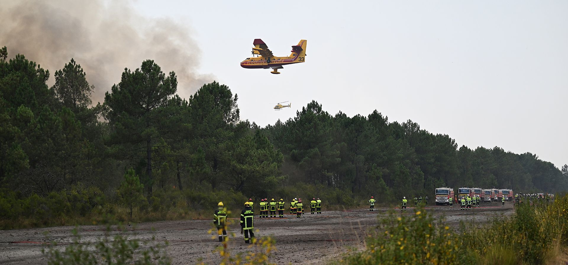 Aviones y bomberos trabajan para sofocar un incendio cerca de Saint-Jean-d'Illac, durante los incendios forestales que azotan el suroeste de Francia, el martes 28 de julio de 2026. (Foto AP/Emma Da Silva)
