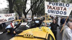 Los taxistas rosarinos se mantienen con la guardia en alto ante la amenaza de Uber Los taxistas rosarinos se mantienen con la guardia en alto ante la amenaza de Uber