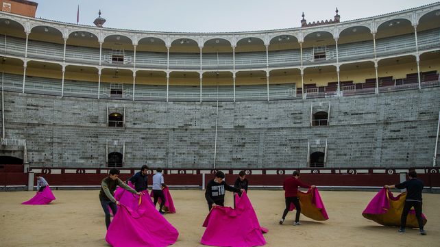 Alumnos actúan con sus capas en la Escuela Taurina de la Plaza de Toros de Las Ventas en Madrid